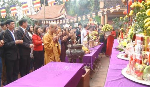 Nghi thức dâng hương tại chùa Sùng Khánh. Ảnh: Nguyễn Chiến – TTXVN Nghi thức dâng hương tại chùa Sùng Khánh. Ảnh: Nguyễn Chiến – TTXVN