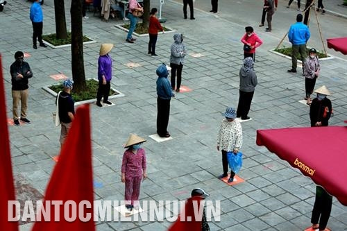 Xếp hàng giãn cách chờ lấy gạo để tránh lây lan dịch bệnh.