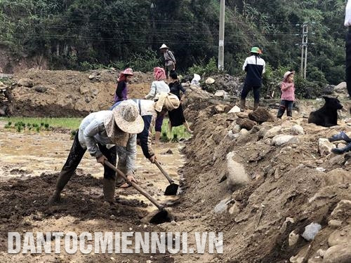 Cán bộ làm công tác dân vận tham gia cùng đồng bào dọn đất đá sau lũ. Ảnh: Hữu Quyết Cán bộ làm công tác dân vận tham gia cùng đồng bào dọn đất đá sau lũ. Ảnh: Hữu Quyết