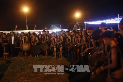 Biểu diễn cồng chiêng tại Lễ hội hoa Dã quỳ - Núi lửa Chư Đang Ya. Ảnh: Hồng Điệp – TTXVN.