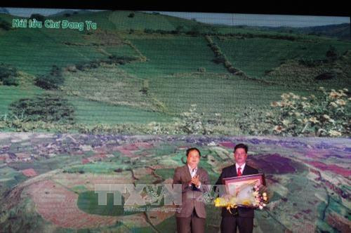 Ban tổ chức trao Quyết định của Tổ chức kỷ lục Việt Nam - VietKings bình chọn núi lửa Chư Đang Ya là điểm đứng đầu trong Top 10 điểm đến hấp dẫn nhất tỉnh Gia Lai năm 2017. Ảnh: Hồng Điệp – TTXVN.