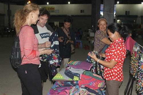 Nhiều du khách nước ngoài rất ấn tượng với các mặt hàng thổ cẩm địa phương