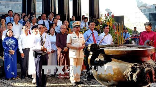 Lãnh đạo Thành phố Hồ Chí Minh cùng đông đảo tầng lớp nhân dân thực hiện nghi thức dâng cúng bánh tét Quốc tổ Hùng Vương và dâng hương Đức Lễ Thành Hầu Nguyễn Hữu Cảnh. Ảnh : Thế Anh-TTXVN Lãnh đạo Thành phố Hồ Chí Minh cùng đông đảo tầng lớp nhân dân thực hiện nghi thức dâng cúng bánh tét Quốc tổ Hùng Vương và dâng hương Đức Lễ Thành Hầu Nguyễn Hữu Cảnh. Ảnh : Thế Anh-TTXVN