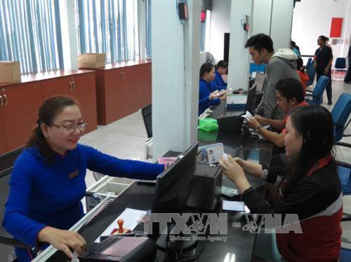 Hành khách đến mua vé tàu Tết 2018 tại ga Sài Gòn. Ảnh: Hoàng Hải-TTXVN Hành khách đến mua vé tàu Tết 2018 tại ga Sài Gòn. Ảnh: Hoàng Hải-TTXVN