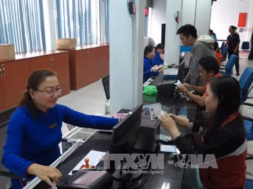 Hành khách đến mua vé tàu Tết 2018 tại ga Sài Gòn. Ảnh: Hoàng Hải-TTXVN