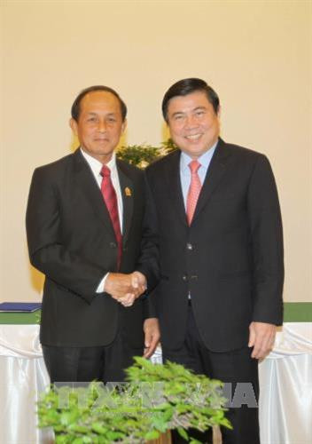 Chủ tịch UBND Thành phố Hồ Chí Minh Nguyễn Thành Phong với Tỉnh trưởng tỉnh Luang Prabang Khamkhan Chanthavysouk. Ảnh: Thanh Vũ-TTXVN