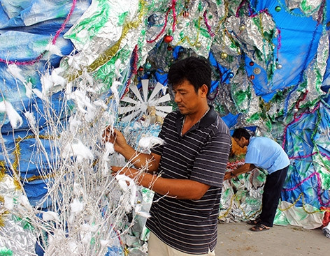 Giáo dân đang làm hang đá, máng cỏ để đón Giáng sinh. Giáo dân đang làm hang đá, máng cỏ để đón Giáng sinh.
