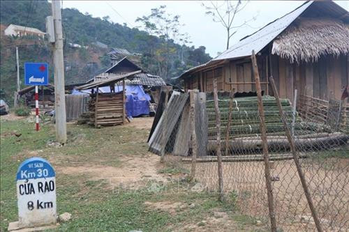 Nhiều hộ dân ở xã Lượng Minh (Tương Dương, Nghệ An) bị lũ cuốn trôi nhà, đất hiện đang phải dựng tạm nhà cách xa nơi cũ. Ảnh: Nguyễn Văn Nhật – TTXVN Nhiều hộ dân ở xã Lượng Minh (Tương Dương, Nghệ An) bị lũ cuốn trôi nhà, đất hiện đang phải dựng tạm nhà cách xa nơi cũ. Ảnh: Nguyễn Văn Nhật – TTXVN