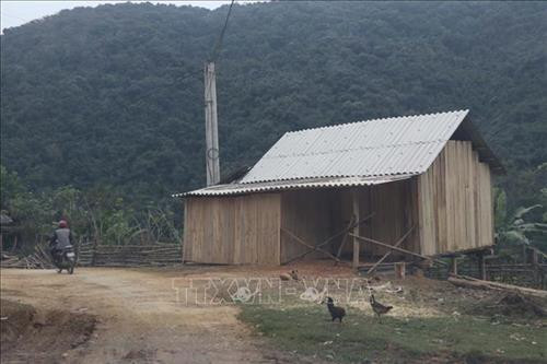 Nhiều hộ dân ở xã Lượng Minh (Tương Dương, Nghệ An) bị lũ cuốn trôi nhà, đất hiện đang phải ở tạm. Ảnh: Nguyễn Văn Nhật – TTXVN Nhiều hộ dân ở xã Lượng Minh (Tương Dương, Nghệ An) bị lũ cuốn trôi nhà, đất hiện đang phải ở tạm. Ảnh: Nguyễn Văn Nhật – TTXVN