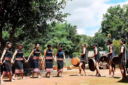 Rơ Châm H'Mút - Người giữ hồn chiêng Jrai ảnh 7 Rơ Châm H'Mút - Người giữ hồn chiêng Jrai ảnh 7