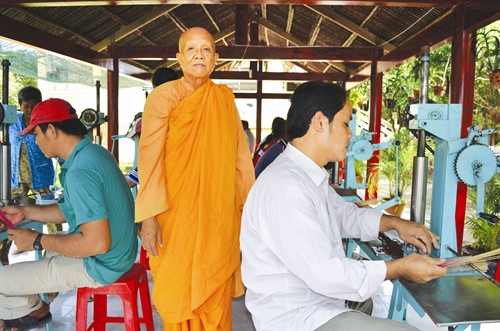 Cô Chu là chỗ dựa tinh thần của những người khiếm thị học nghề se nhang tại Tịnh xá