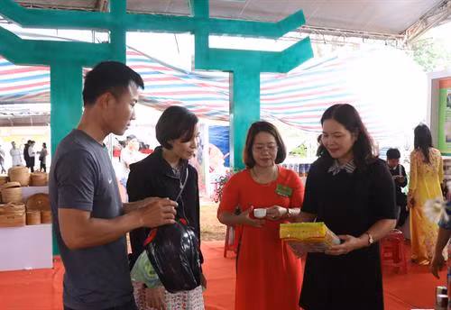 Bà Hoàng Thị Huyền (ngoài cùng, bên phải), Phó Chánh Văn phòng chuyên trách, Văn phòng điều phối Chương trình xây dựng Nông thôn mới thành phố Hà Nội giới thiệu các sản phẩm của thành phố Hà Nội tham gia Hội chợ nông nghiệp và sản phẩm OCOP khu vực Tây Nguyên tại tỉnh Đắk Lắk năm 2019.
