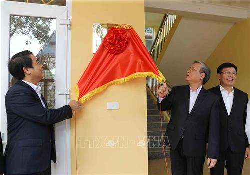 Đồng chí Trần Quốc Vượng kéo băng khánh thành nhà lớp học trường Phổ thông dân tộc bán trú Tiểu học và THCS Túc Đán, huyện Trạm Tấu, tỉnh Yên Bái. Ảnh: Phương Hoa - TTXVN Đồng chí Trần Quốc Vượng kéo băng khánh thành nhà lớp học trường Phổ thông dân tộc bán trú Tiểu học và THCS Túc Đán, huyện Trạm Tấu, tỉnh Yên Bái. Ảnh: Phương Hoa - TTXVN
