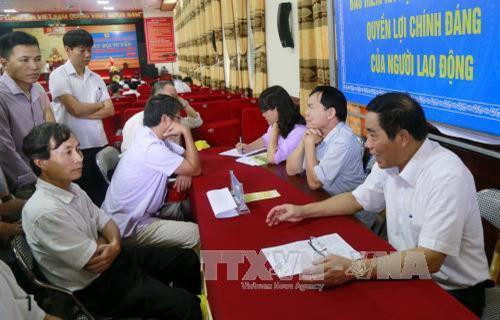 Công nhân Công ty Cổ phần Supe phốt phát và hóa chất Lâm Thao được tư vấn về Luật Bảo hiểm xã hội trong ngày hội. Ảnh: Trung Kiên – TTXVN.