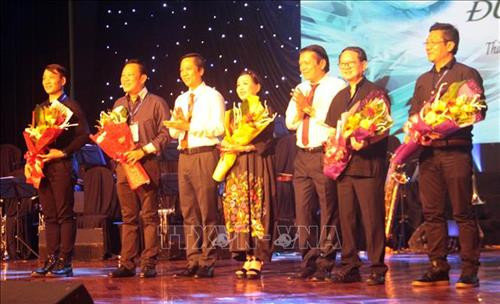 Ban tổ chức Liên hoan tặng hoa lưu niệm cho Ban giám khảo liên hoan “Tiếng hát Đường 9 xanh” năm 2019. Ảnh: Trịnh Bang Nhiệm - TTXVN Ban tổ chức Liên hoan tặng hoa lưu niệm cho Ban giám khảo liên hoan “Tiếng hát Đường 9 xanh” năm 2019. Ảnh: Trịnh Bang Nhiệm - TTXVN