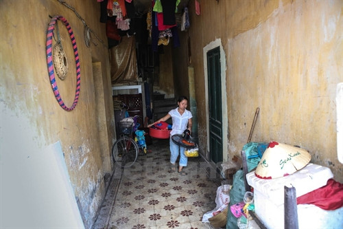 Bà Nga cho biết khi bà chuyển đến đây từ năm 1967 thì nhà đã nghiêng sẵn và cho đến bây giờ nhà vẫn chưa được tu sửa lần nào. (Ảnh: Minh Sơn/Vietnam+)