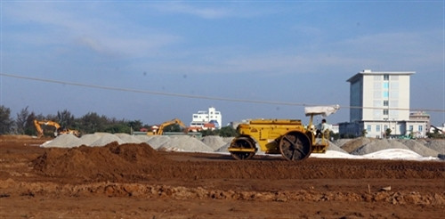 Trên công trường thi công Trung tâm sinh hoạt cộng đồng TP. Rạch Giá tại khu lấn biển. Trên công trường thi công Trung tâm sinh hoạt cộng đồng TP. Rạch Giá tại khu lấn biển.