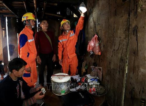 Công nhân Công ty Điện lực Lào Cai chăm sóc khách hàng là hộ đồng bào dân tộc huyện Sa Pa tỉnh Lào Cai. Ảnh: Ngọc Hà - TTXVN Công nhân Công ty Điện lực Lào Cai chăm sóc khách hàng là hộ đồng bào dân tộc huyện Sa Pa tỉnh Lào Cai. Ảnh: Ngọc Hà - TTXVN