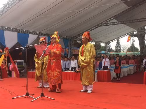 Đọc Văn tế Đức thánh Khổng Tử, cùng các vị đại khoa. Ảnh: Mạnh Tú - TTXVN