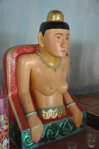 Tượng hoàng hậu Po Pia Som đội chụp tóc giống như hiện vật tại Kho mở. Tượng hoàng hậu Po Pia Som đội chụp tóc giống như hiện vật tại Kho mở.