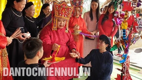 Nghi thức "Lẩu then" của đồng bào dân tộc Tày được giới thiệu tại không gian Làng Văn hóa. Ảnh: Hoàng Hải