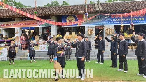 Đồng bào dân tộc Giáy giới thiệu điệu hát truyền thống tại không gian phiên chợ vùng cao. Ảnh: Hoàng Hải