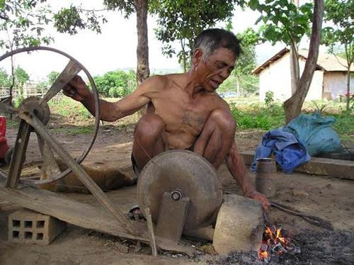 Theo truyền thống, lò rèn Tơ Niam Pi Pu gồm có bễ hơi được làm bằng da mang (kea chiêu), ống bễ bằng gỗ (tê tê), ống dẫn hơi bằng nứa (rơ vang) và ống dẫn hơi chịu lửa dẫn ra lò (rơ chông) và lò nung (kloh tơ niam).