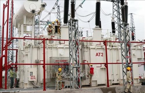 Đơn vị thi công thực hiện thao tác kỹ thuật cuối cùng để đóng điện Ảnh: Công Thử - TTXVN Đơn vị thi công thực hiện thao tác kỹ thuật cuối cùng để đóng điện Ảnh: Công Thử - TTXVN