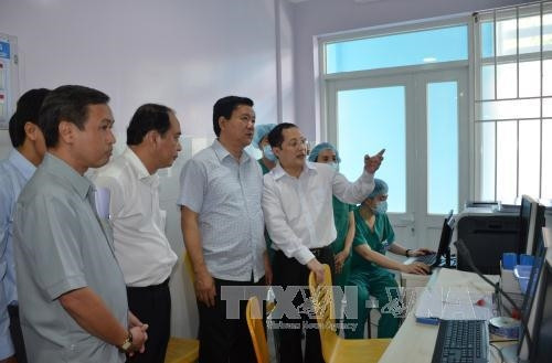 Bác sĩ Nguyễn Minh Quân giới thiệu về bệnh viện Thủ Đức với đồng chí Đinh La Thăng, Ủy viên Bộ Chính trị, Bí thư Thành ủy Thành phố Hồ Chí Minh và đoàn công tác trong chuyến thăm và làm việc tại bệnh viện ngày 07/12/2016. Ảnh: Phương Vy - TTXVN. Bác sĩ Nguyễn Minh Quân giới thiệu về bệnh viện Thủ Đức với đồng chí Đinh La Thăng, Ủy viên Bộ Chính trị, Bí thư Thành ủy Thành phố Hồ Chí Minh và đoàn công tác trong chuyến thăm và làm việc tại bệnh viện ngày 07/12/2016. Ảnh: Phương Vy - TTXVN.