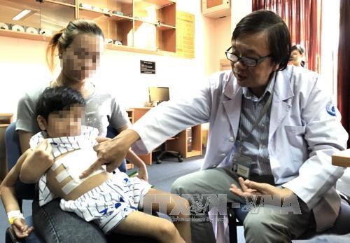 Bác sỹ Đào Trung Hiếu, Phó Giám đốc Bệnh viện Nhi Đồng 1 Thành phố Hồ Chí Minh thăm khám cho bệnh nhi P.P.T có sở thích thèm ăn tóc. Ảnh: Phương Vy - TTXVN Bác sỹ Đào Trung Hiếu, Phó Giám đốc Bệnh viện Nhi Đồng 1 Thành phố Hồ Chí Minh thăm khám cho bệnh nhi P.P.T có sở thích thèm ăn tóc. Ảnh: Phương Vy - TTXVN