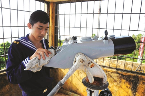 Chiến sĩ Nguyễn Thanh Tùng thuộc Trạm ra-đa 595 đảo Hòn Khoai bảo dưỡng thiết bị kính ngắm Chiến sĩ Nguyễn Thanh Tùng thuộc Trạm ra-đa 595 đảo Hòn Khoai bảo dưỡng thiết bị kính ngắm