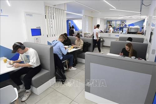 Khu vực ăn sáng tại một khách sạn "con nhộng" ở Milan, Italy ngày 28/10/2019. Ảnh: AFP/TTXVN Khu vực ăn sáng tại một khách sạn "con nhộng" ở Milan, Italy ngày 28/10/2019. Ảnh: AFP/TTXVN