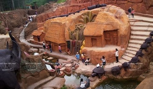 ....Khung cảnh buôn làng dân tộc bản địa ở Đà Lạt...