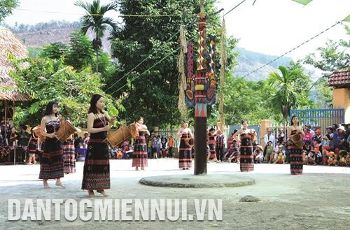 Liên hoan góp phần bảo tồn, gìn giữ các giá trị văn hóa truyền thống của người Cơ-tu, hướng tới mục tiêu phát triển du lịch cộng đồng tại địa phương. Ảnh: Quốc Dũng Tại Liên hoan, các đội đã biểu diễn, thi đấu nhiều bộ môn mang đậm bản sắc văn hóa của người Cơ-tu. Ảnh: Quốc Dũng Liên hoan góp phần bảo tồn, gìn giữ các giá trị văn hóa truyền thống của người Cơ-tu, hướng tới mục tiêu phát triển du lịch cộng đồng tại địa phương. Ảnh: Quốc Dũng Tại Liên hoan, các đội đã biểu diễn, thi đấu nhiều bộ môn mang đậm bản sắc văn hóa của người Cơ-tu. Ảnh: Quốc Dũng