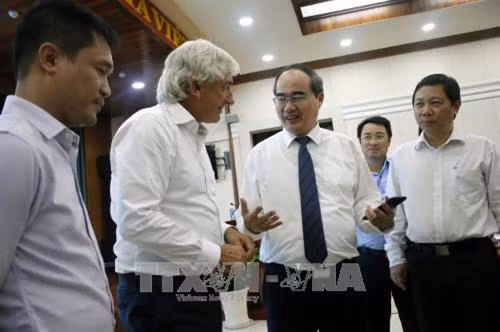 Bí thư Thành ủy thành phố Hồ Chí Minh Nguyễn Thiện Nhân gặp gỡ trao đổi với các đại biểu. Ảnh: Hoàng Hải-TTXVN