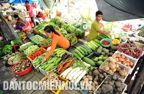Các loại rau, củ, quả... được bày bán tại chợ Thứ Mười Một (huyện An Minh, Kiên Giang)