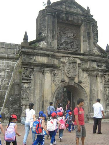 Pháo đài cổ thu hút đông đảo du khách tham quan. Pháo đài cổ thu hút đông đảo du khách tham quan.