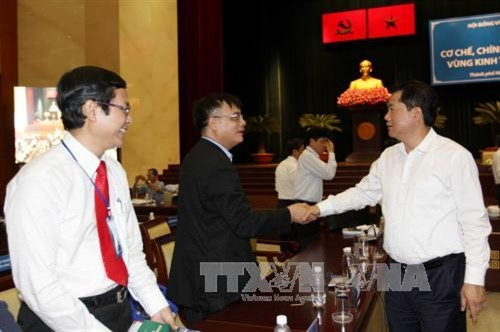 Bí thư Thành ủy Thành phố Hồ Chí Minh Đinh La Thăng với các đại biểu dự hội thảo. Ảnh: Thanh Vũ - TTXVN