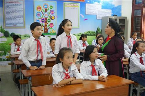 Nghệ nhân ưu tú Nguyễn Thị Thềm, thôn Viêm Xá, xã Hòa Long, tỉnh Bắc Ninh lên lớp dạy hát Quan họ trong trường học. Ảnh: Diệp Trương - TTXVN Nghệ nhân ưu tú Nguyễn Thị Thềm, thôn Viêm Xá, xã Hòa Long, tỉnh Bắc Ninh lên lớp dạy hát Quan họ trong trường học. Ảnh: Diệp Trương - TTXVN