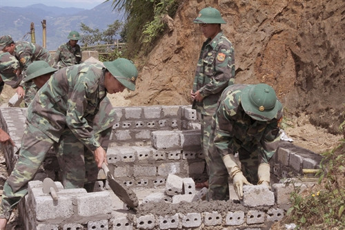 Cán bộ, chiến sĩ Biên phòng Lai Châu xây dựng các hạng mục công trình nước sinh hoạt cho vùng cao. Cán bộ, chiến sĩ Biên phòng Lai Châu xây dựng các hạng mục công trình nước sinh hoạt cho vùng cao.