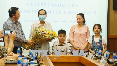 Gia đình bệnh nhân ghép gan đầu tiên tại Bệnh viện Đại học y dược Thành phố Hồ Chí Minh trong ngày được xuất viện. Ảnh: Đinh Hằng – TTXVN