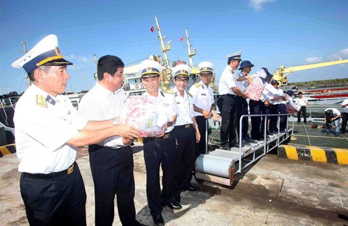 ...và chuyển các cán bộ, chiến sỹ. Ảnh: Trần Việt – TTXVN ...và chuyển các cán bộ, chiến sỹ. Ảnh: Trần Việt – TTXVN