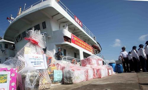 Quà tặng cho cán bộ, chiến sỹ các nhà giàn đã được chuẩn bị sẵn sàng. Ảnh: Trần Việt – TTXVN Quà tặng cho cán bộ, chiến sỹ các nhà giàn đã được chuẩn bị sẵn sàng. Ảnh: Trần Việt – TTXVN