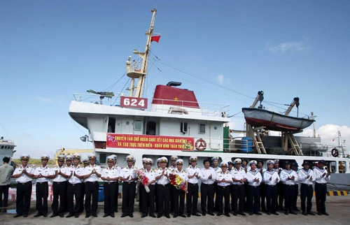 Cán bộ, chiến sỹ hải quân hoàn tất công tác chuẩn bị. Ảnh: Trần Việt - TTXVN Cán bộ, chiến sỹ hải quân hoàn tất công tác chuẩn bị. Ảnh: Trần Việt - TTXVN