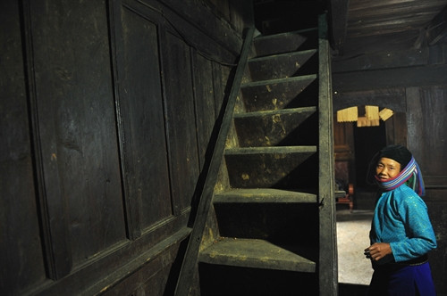 Sàn gác phía trên để cất giữ đồ đạc, lương thực, thực phẩm.