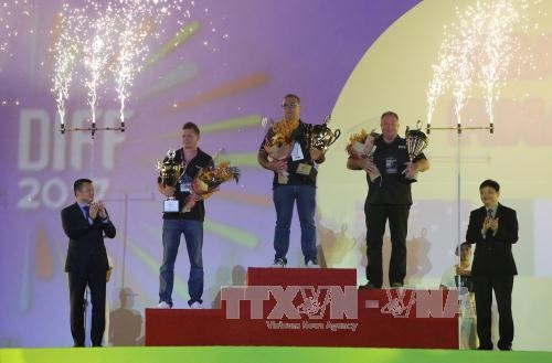 Ban tổ chức trao giải nhất và cúp vô địch cho đội Italy, giải nhì cho đội Australia và giải ba cho đội Anh. Ảnh: Trần Lê Lâm - TTXVN