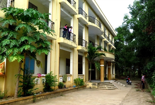 .Khu nội trú xây dựng tại địa điểm vắng vẻ nên không thu hút học sinh đến ở, sinh hoạt… .Khu nội trú xây dựng tại địa điểm vắng vẻ nên không thu hút học sinh đến ở, sinh hoạt…