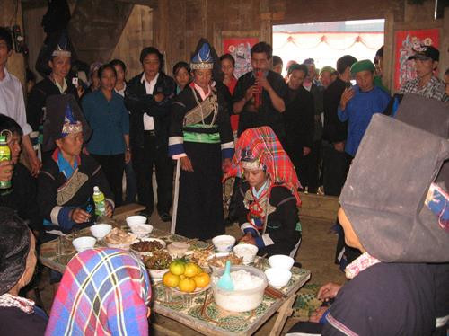 Cô dâu quỳ lạy bàn thờ tổ tiên, các ông, bà để đi về nhà chồng