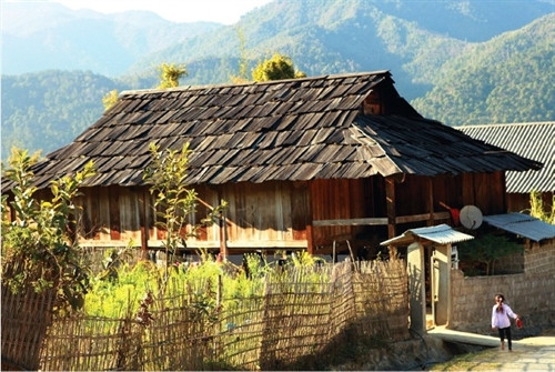 Tạy Hò được lưu giữ trong nếp nhà sàn của người Thái. Tạy Hò được lưu giữ trong nếp nhà sàn của người Thái.