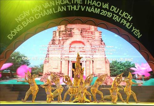 Tiết mục nghệ thuật của đồng bào Chăm Tây Ninh. Ảnh: Phạm Cường-TTXVN Tiết mục nghệ thuật trống đôi, cồng 3, chiêng 5 của đoàn nghệ thuật chăm tỉnh Phú Yên. Ảnh: Phạm Cường-TTXVN Tiết mục nghệ thuật “Vui hội” của các nghệ nhân Chăm Hroi huyện Vân Canh, tỉnh Bình Định. Ảnh: Phạm Cường-TTXVN Giới thiệu trang phục của đồng bào Chăm An Giang. Ảnh: Phạm Cường-TTXVN Tiết mục nghệ thuật của đồng bào Chăm Tây Ninh. Ảnh: Phạm Cường-TTXVN Tiết mục nghệ thuật trống đôi, cồng 3, chiêng 5 của đoàn nghệ thuật chăm tỉnh Phú Yên. Ảnh: Phạm Cường-TTXVN Tiết mục nghệ thuật “Vui hội” của các nghệ nhân Chăm Hroi huyện Vân Canh, tỉnh Bình Định. Ảnh: Phạm Cường-TTXVN Giới thiệu trang phục của đồng bào Chăm An Giang. Ảnh: Phạm Cường-TTXVN